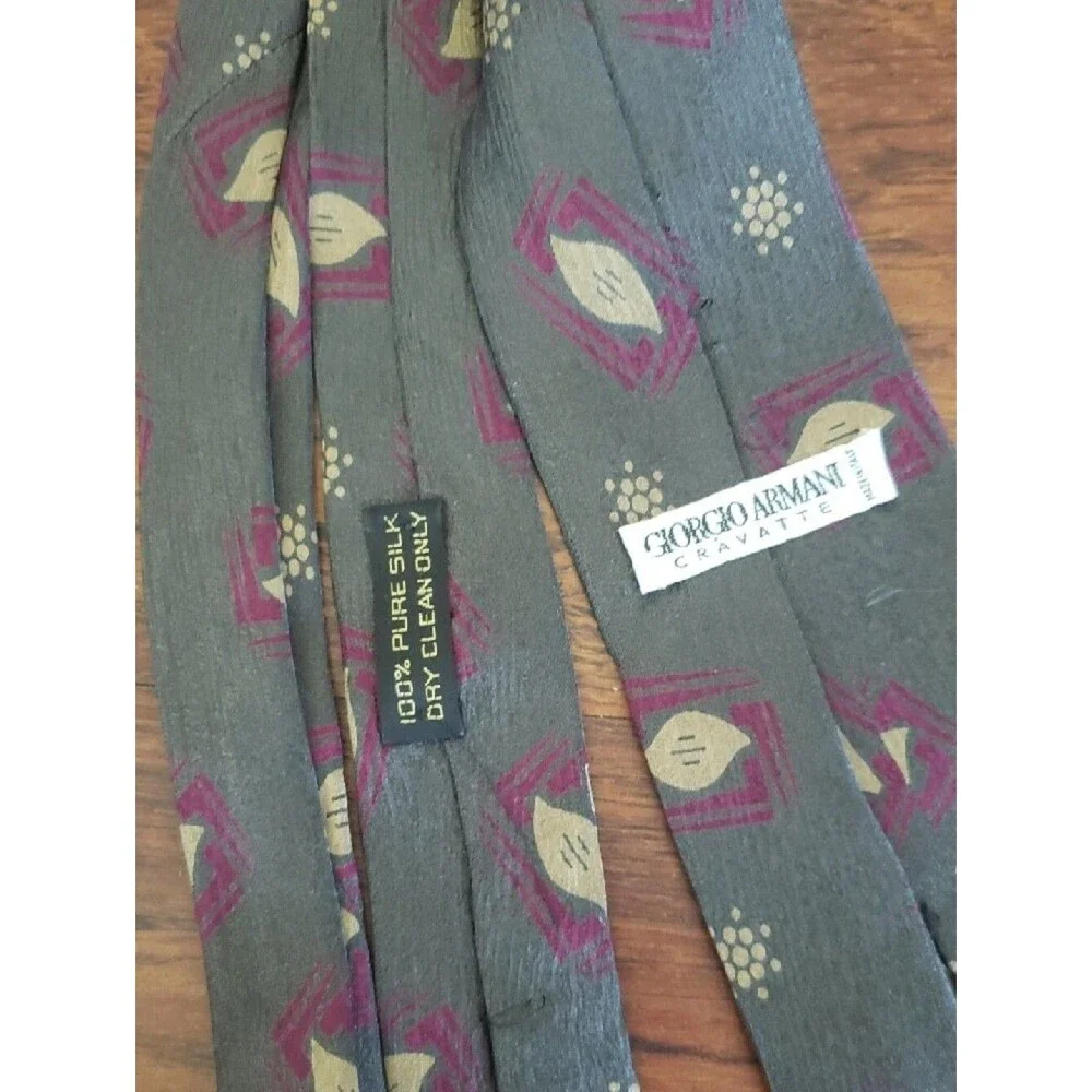 Giorgio Armani Mens Gray Silk Tie with Purple and Cream Motif Vintage Designer
